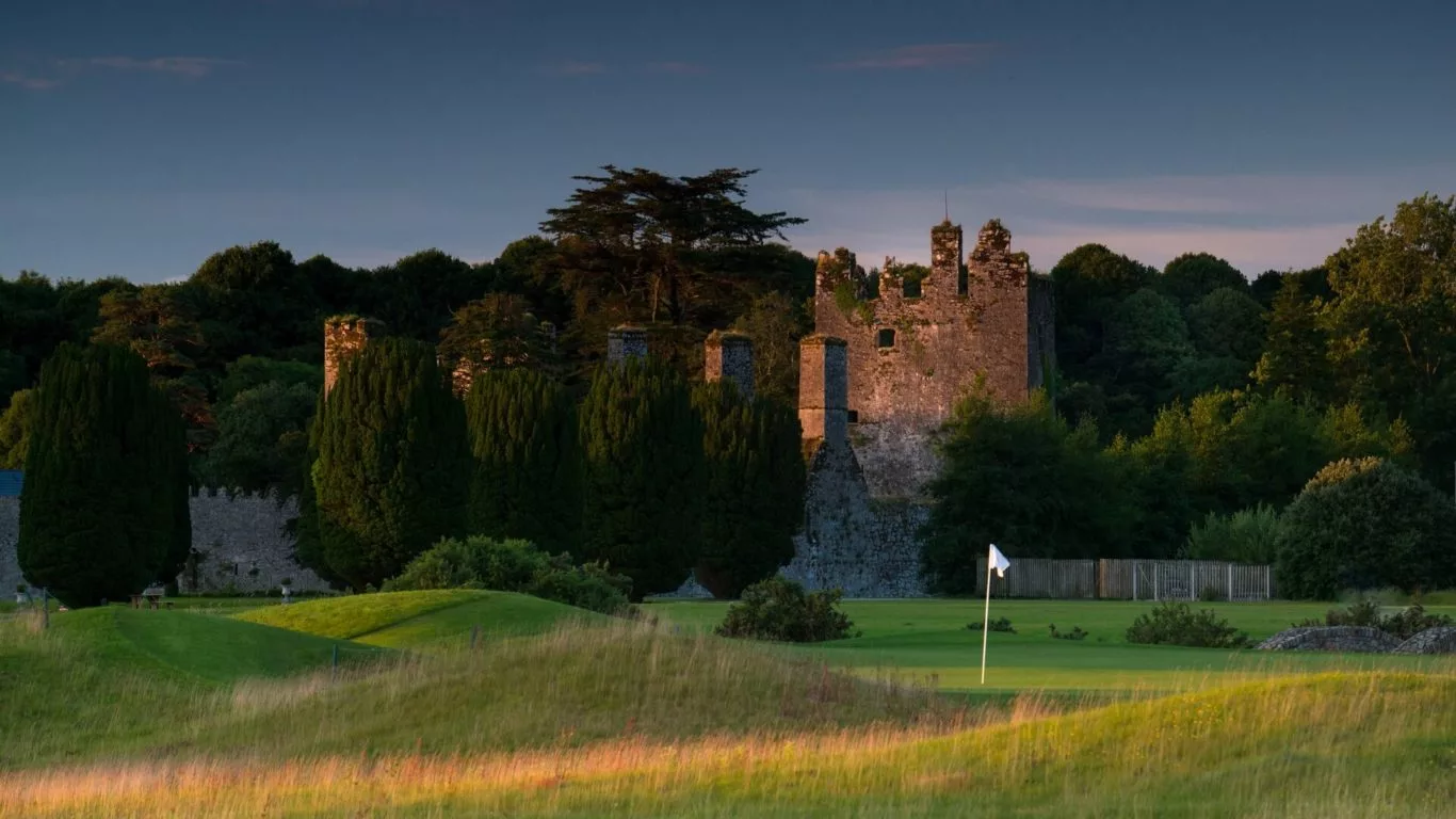 CMR Golf 9 flag to castle