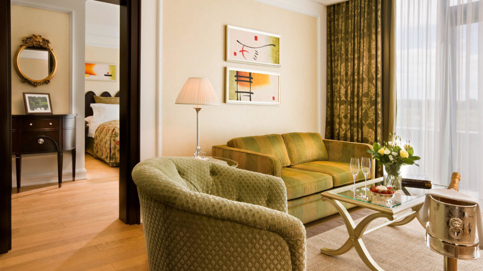 CMR Rooms Junior Suite Living Room