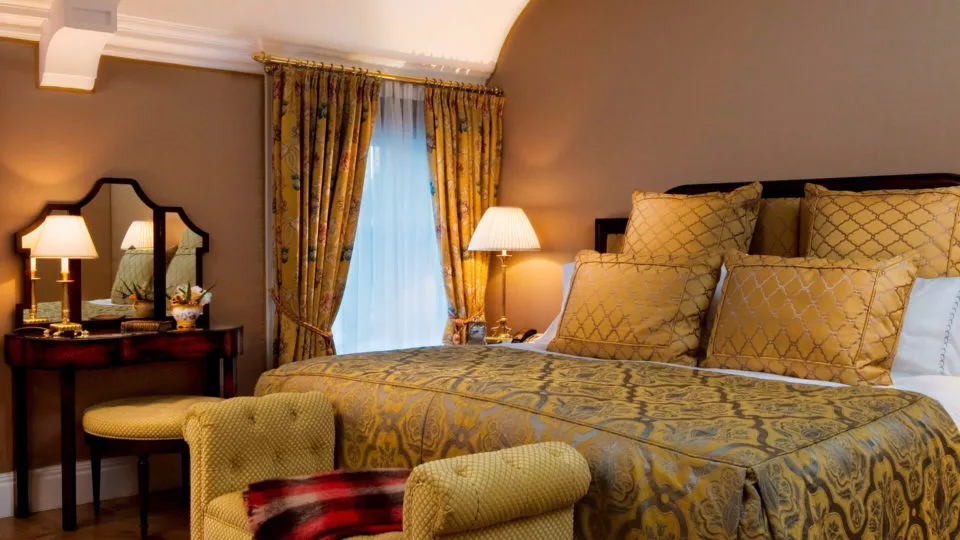 CMR Rooms Manor Deluxe Bedroom 2