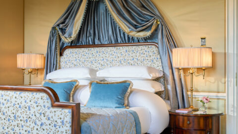 Presidential Bedroom Bed 4500px-2